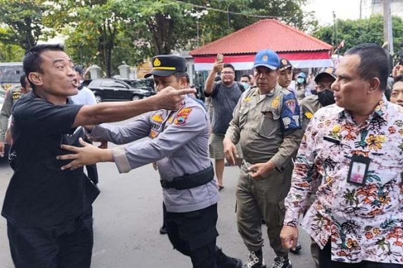 Warga bersitegang dengan Plt Sekda Pati Riyoso saat melakukan penggalangan donasi persiapan aksi 13 Agustus terkait kenaikan PBB-P2 sebesar hingga 250 persen. (Tribunbanyumas/Mazka Hauzan Naufal via Kompas)