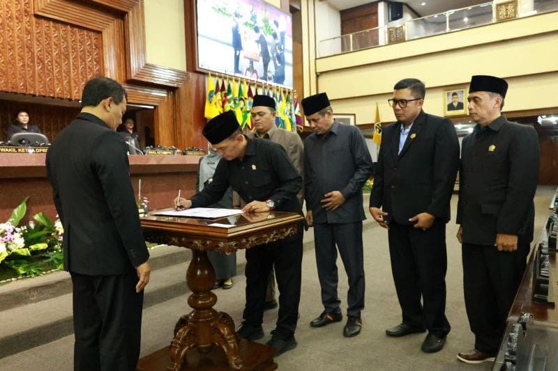 Ketua DPRD Jateng Sumanto bersama para Wakil Ketua DPRD usai menandatangani persetujuan APBD Perubahan 2025 bersama Gubernur Ahmad Luthfi. (Humas DPRD Jateng)