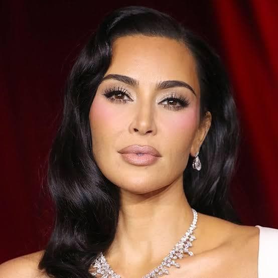 Para ahli percaya wajah tirus Kim diperoleh dari serangkaian operasi mahal, bukan dari korset. (Shefinds)