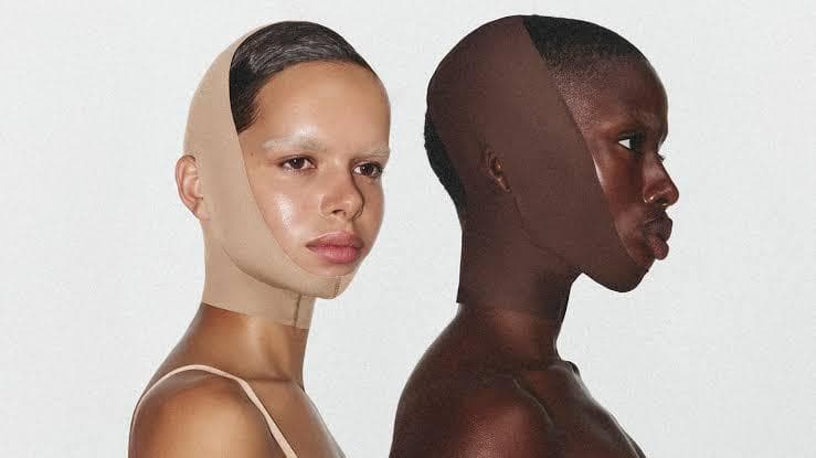 Kim Kardashian meluncurkan korset wajah yang diklaim bisa membuat wajah tirus. (The Sun US)