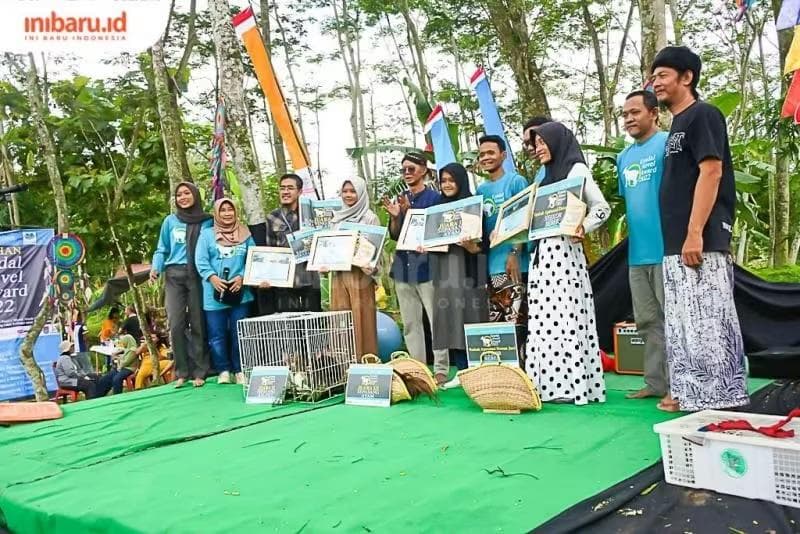 Kompetisi sastra berhadiah hewan ternak di Kendal kembali dibuka. Tahun ini, KCA 2025 berhadiah utama kambing betina peranakan etawa. (Inibaru.id/ Siti Khatijah)