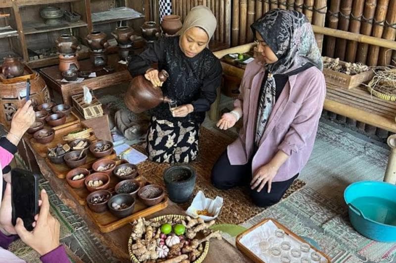 Peserta wellness tourism di Desa Wisata Sidorejo meracik dan mencicipi jamu. (Vinne Agatha)