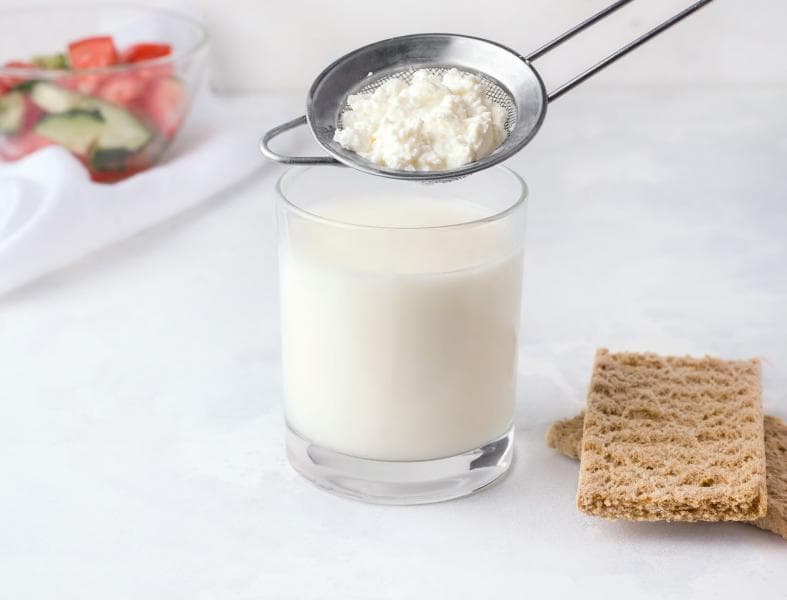 Curdling atau teknik menggumpalkan susu dengan bantuan zat asam seperti cuka atau jus lemon biasa digunakan untuk membuat clarified coffee. (Unileversolutions)