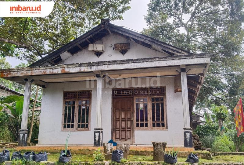 Dua kotak sarang lebah yang diletakkan tepat di bawah atap rumah Wahidin,&nbsp;Dukuh Lempuyang, Desa Surjo, Kecamatan Bawang, Kabupaten Batang. (Inibaru.id/ Sekarwati)