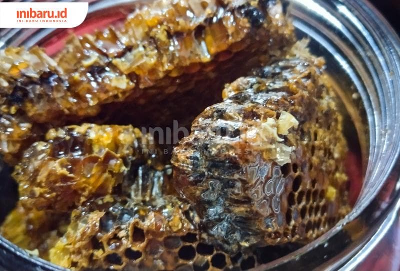 Madu hasil panen Wahidin di rumahnya,&nbsp;Dukuh Lempuyang, Desa Surjo, Kecamatan Bawang, Kabupaten Batang. (Inibaru.id/ Sekarwati)