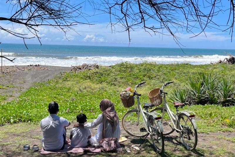 Ilustrasi: Keluarga yang tinggal di dekat pantai bisa mendapatkan banyak manfaat kesehatan. (X/matisyahdu)