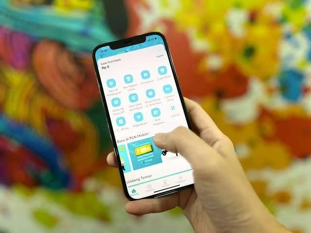 Kamu bisa mengajukan tambah daya melalui PLN Mobile. (via RRI)