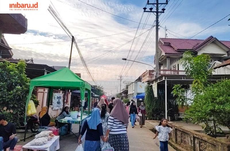 Beberapa orang nampak berjalan kaki di gang Jalan Pramuka Desa Mayong Lor Kecamatan Mayong Jepara. (Inibaru.id/ Alfia Ainun Nikmah)