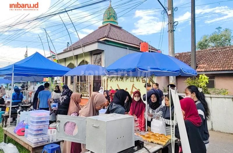 Lapak UMKM berderet di dekat Mushola Al Ikhlas. (Inibaru.id/ Alfia Ainun Nikmah)