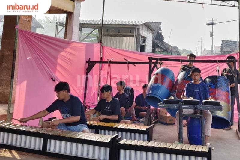 Grup tongtek Mayong Lor menghibur di acara CFD. (Inibaru.id/ Alfia Ainun Nikmah)