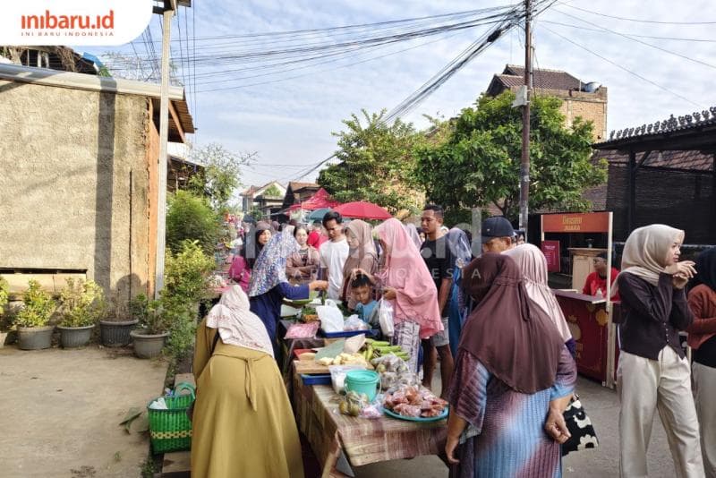 Keramaian penjual pecel dan getuk tradisional. (Inibaru.id/ Alfia Ainun Nikmah)