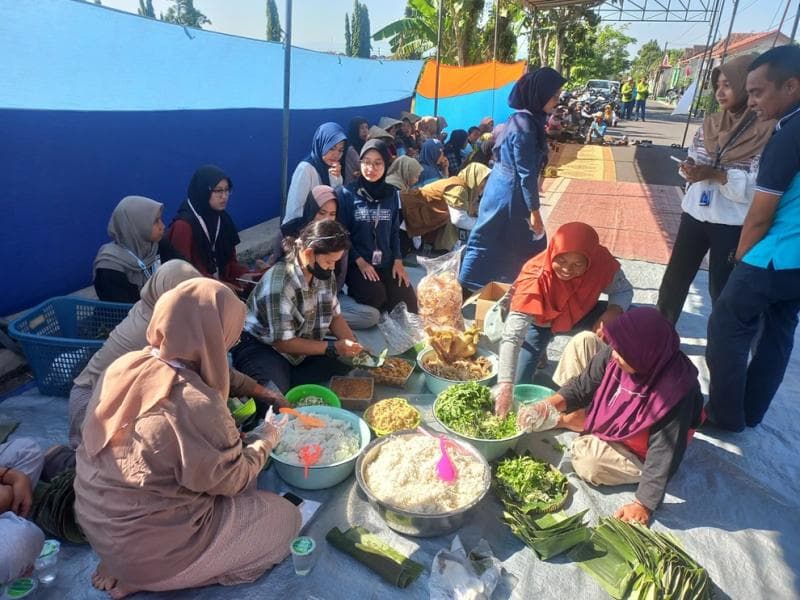 Warga bersama-sama mengonsumsi nasi terancam dalam tradisi Wiwit Ageng di Klaten. (Espos/Taufiq Sidik Prakoso)
