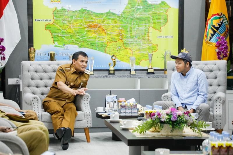 Gubernur Jateng Ahmad Luthfi saat bertemu Ketua Komekraf Jateng Ahmad Khairudin dalam membahas Jateng Creative Festival. (Humas Jateng)