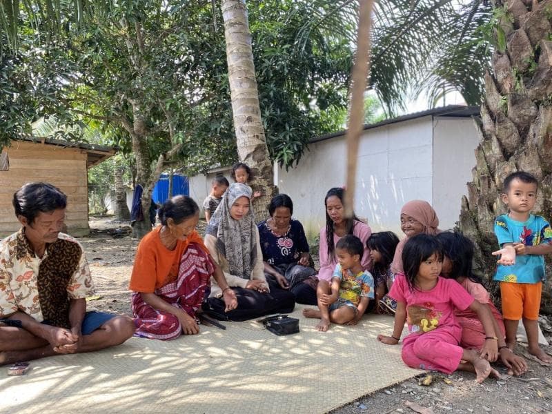Juliana saat bersama dengan komunitasnya dari Suku Anak Dalam. (Rri/Rizki Amalia)