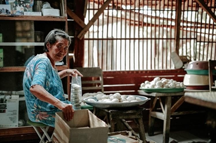 Produksi Yopia Cap Kupu-kupu dilakukan sejak dini hari dengan resep yang terus dipertahankan sejak lama. (Joglojateng/Dyah Nurmaya Sari)