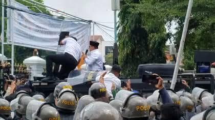 Bupati Sudewo saat dilempari sandal oleh pendemo. (Kumparan)&nbsp;