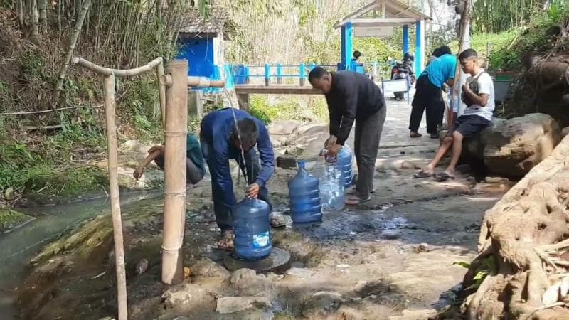 Warga mengantre untuk mengambil air di Tuk Umbul Ngaropoh. (YouTube/Daily Life Pak Run)