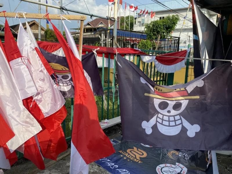 Bendera One Piece banyak dipasang bersanding dengan Merah-Putih sebagai bentuk kritik berbalut kreativitas. (Pontianakinformasi)