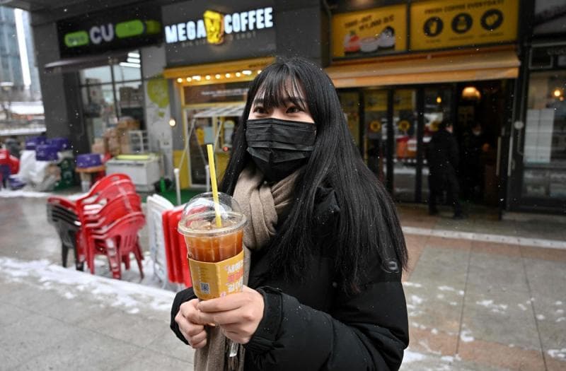Warga Korea Selatan tetap minum iced americano meski suhu udara di musim dingin cukup menggigit. (SCMP/AFP)
