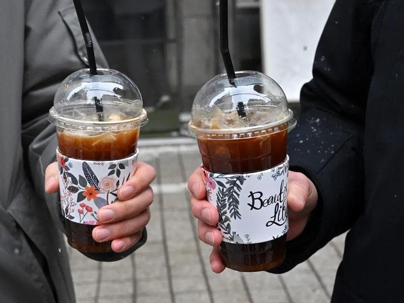 Iced americano dianggap bisa bikin semangat dan konsentrasi warga Korea meningkat. (AFP/Jung Yeon-je)