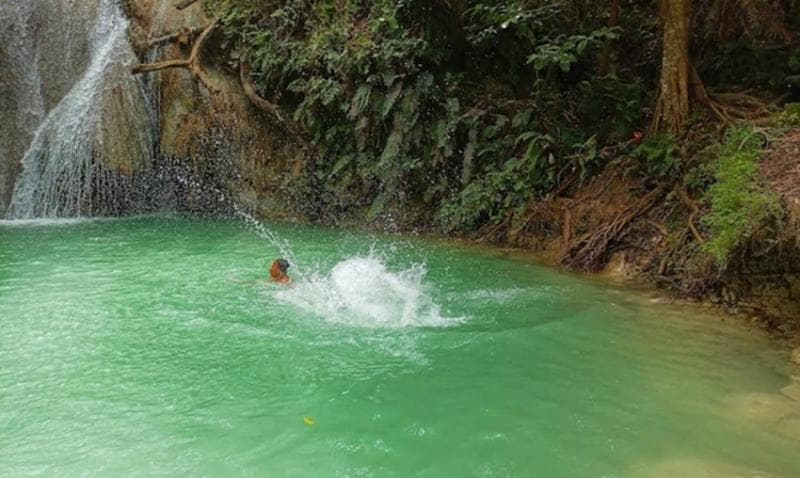 Pengunjung berenang di Kedung Pengilon. (Suwarso Doang)