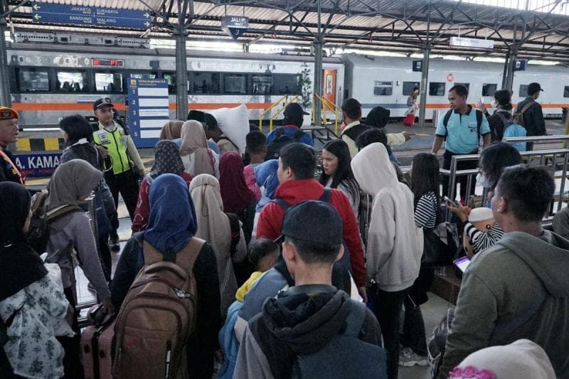 Ilustrasi: Jika kamu mau melakukan perjalanan berkereta selama libur panjang HUT ke-80 RI, harap berhati-hati karena volume naik-turun penumpang di stasiun cukup tinggi. (KAI Daop 4 Semarang)