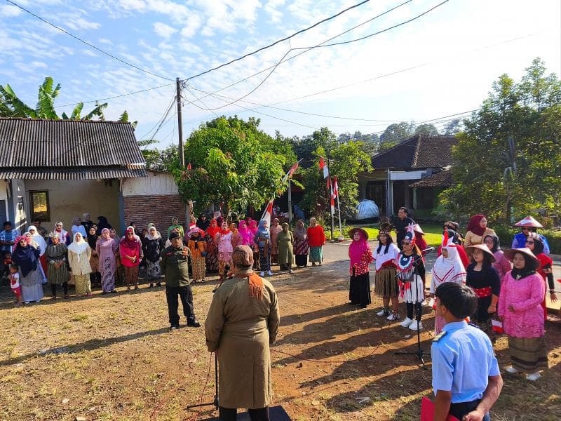 Warga Puntan mengenakan pakaian adat dan kostum pahlawan nasional saat upacara HUT ke-80 RI di Kelurahan Ngijo, Gunungpati, Kota Semarang. (Inibaru.id/ Saiful Anam) 