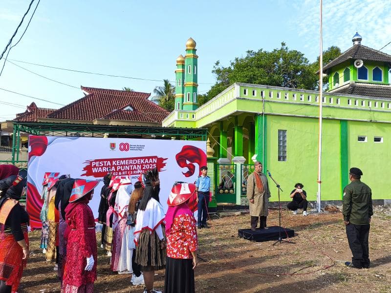 Pembina upacara bergaya Jenderal Soedirman dan pembaca doa mengenakan busana ala K.H. Hasyim Asy’ari di upacara kemerdekaan Kampung Puntan. (Inibaru.id/ Saiful Anam)&nbsp;