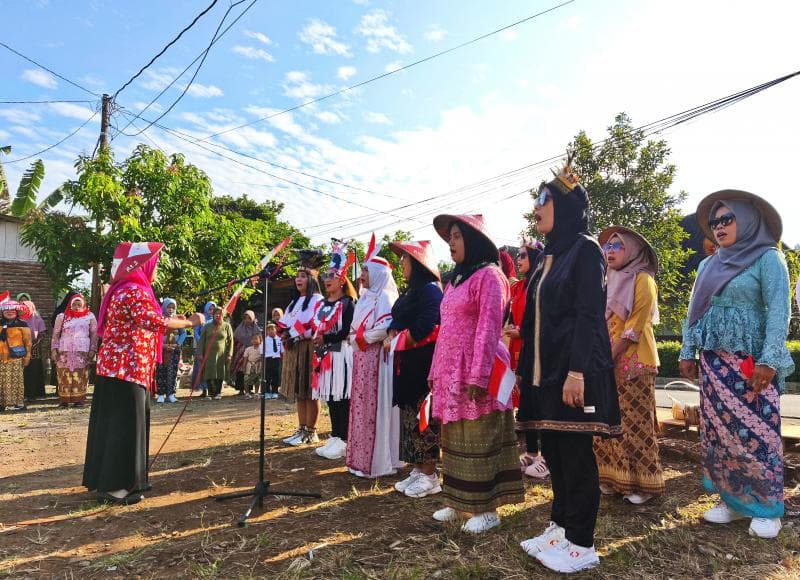 Suasana khidmat upacara kemerdekaan di Kampung Puntan dengan keunikan kostum adat, profesi, dan pahlawan nasional yang dikenakan warga. (Inibaru.id/ Saiful Anam)&nbsp;