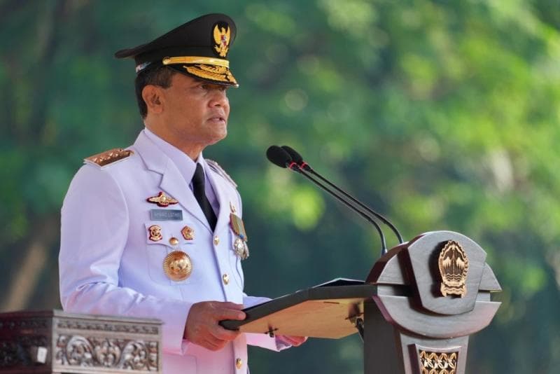 Gubernur Jawa Tengah, Ahmad Luthfi memimpin upacara HUT ke-80 Republik Indonesia di Lapangan Pancasila, Simpang Lima Semarang, Minggu (17/8). (Humas Jateng) 