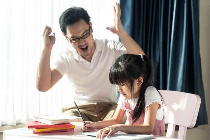 Jika diterapkan dengan benar, parenting VOC bisa membentuk disiplin dan tanggung jawab pada anak. (via Hello Sehat) 