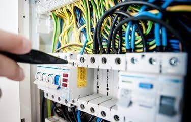 PLN mengimbau masyarakat untuk nggak mengutak-atik MCB dan kWh meter. (Pixabay)&nbsp;