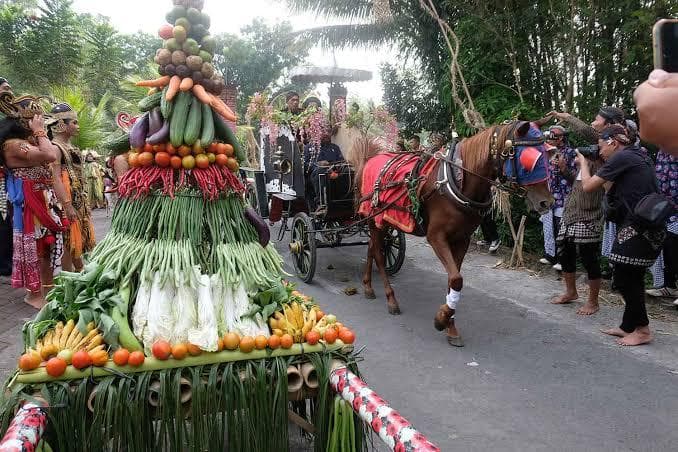 Kitab Air Wening dari Sungai Sileng diiringi gunungan palawija dalam tradisi peringatan Rabu Wekasan di Wanurejo, Borobudur. (Berita Magelang) 