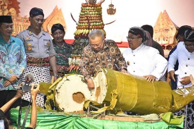 Di Bantul, masyarakat menggelar tradisi Rebo Wekasan atau Rebo Pangkalan dengan kirab lemper raksasa. (Suara)&nbsp;