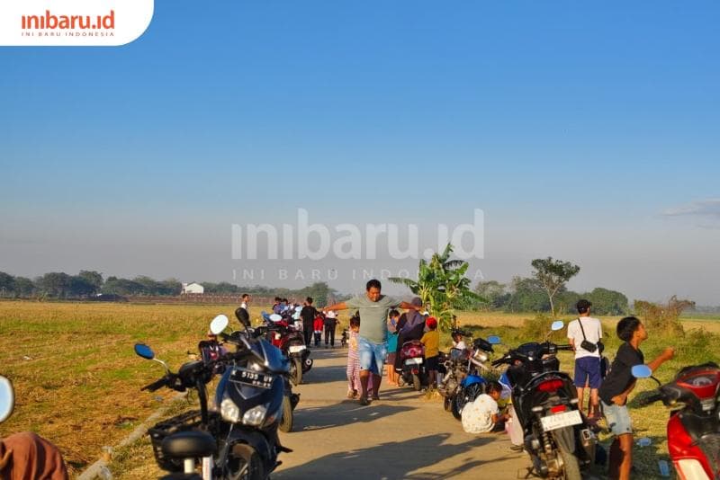 Para penerbang layang-layang acap didampingi keluarganya di area persawahan ini. (Inibaru.id/ Alfia Ainun Nikmah)