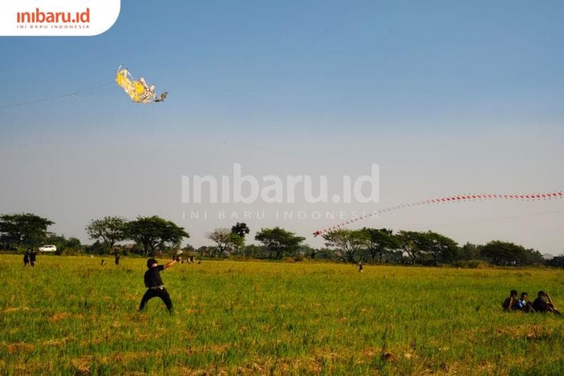 Menerbangkan layang-layang di area persawahan ini menjadi nostalgia bagi sebagian warga. (Inibaru.id/ Alfia Ainun Nikmah)