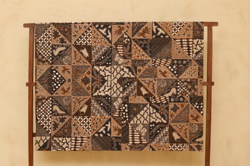 Ilustrasi: Kain batik motif slobog yang dikenakan Gustika sebagai upaya untuk mengkritik pemerintah pada perayaan HUT ke-80 Indonesia. (Surakarta)