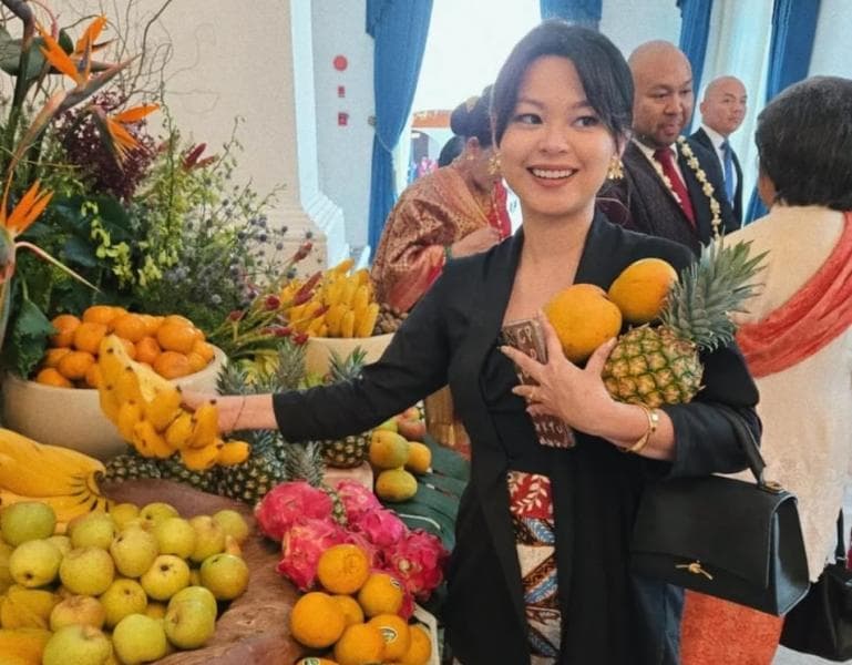 Gustika Jusuf mengenakan kebaya hitam dengan balutan batik motif slobog yang identik dengan kematian saat menghadiri HUT ke-80 RI di Istana Merdeka. (Instagram/gustikajusuf)