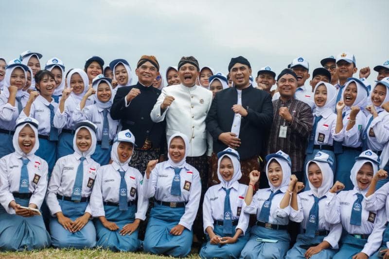 Gubernur Jateng Ahmad Luthfi mendorong para bupati dan walikota kota menggaet investasi. (DPRD Jateng)&nbsp;