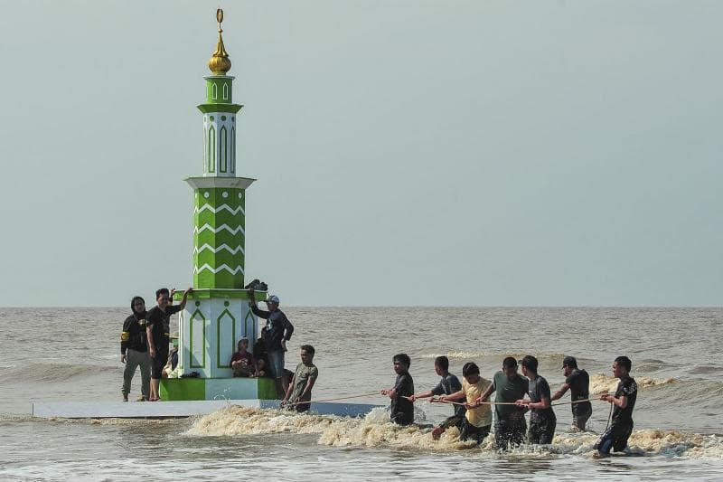 Warga melakukan persiapan tradisi Mandi Safar di Jambi. (Antara/Wahdi Septiawan)
