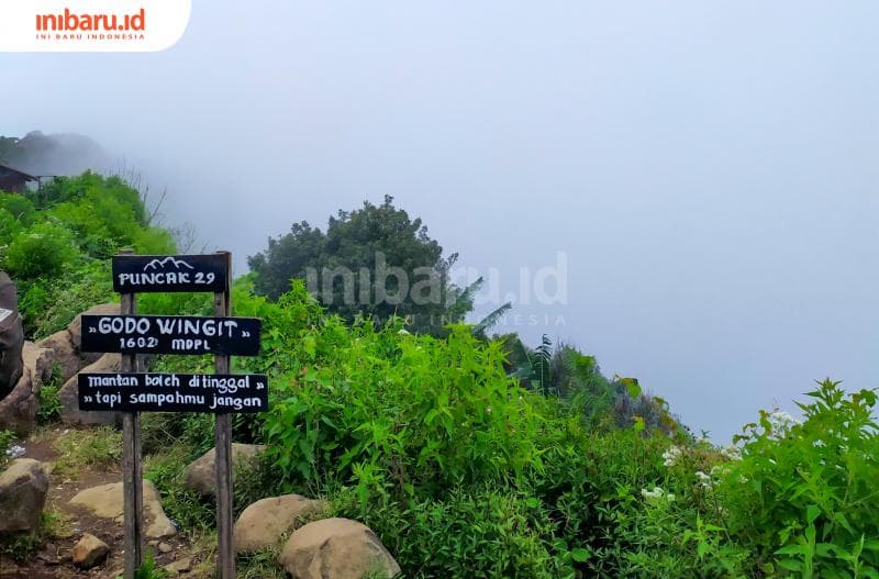 Plakat yang ada di Puncak Songolikur Gunung Muria yang sering jadi spot foto para pendaki. (Inibaru.id/ Rizki Arganingsih)