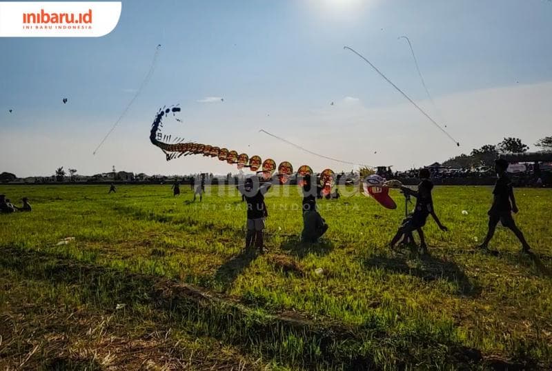 Proses peserta menerbangkan layang-layang yang beberapa kali gagal (Inibaru.Id/Alfia Ainun Nikmah)