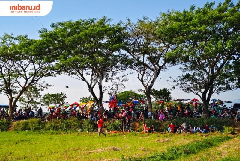 Suasana Penonton festival layang-layang Tigajuru (Inibaru.Id/Alfia Ainun Nikmah)