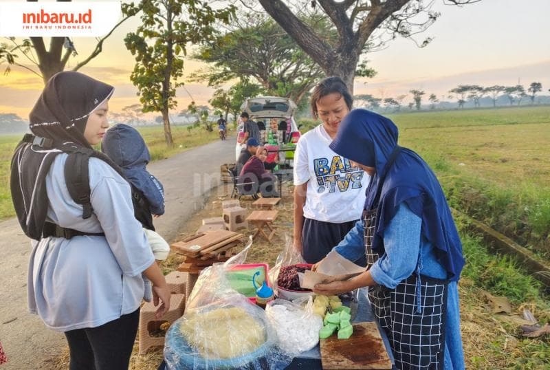 Suasana pedagang gethuk di Sawah Tigajuru (Inibaru Id/Alfia Ainun Nikmah)