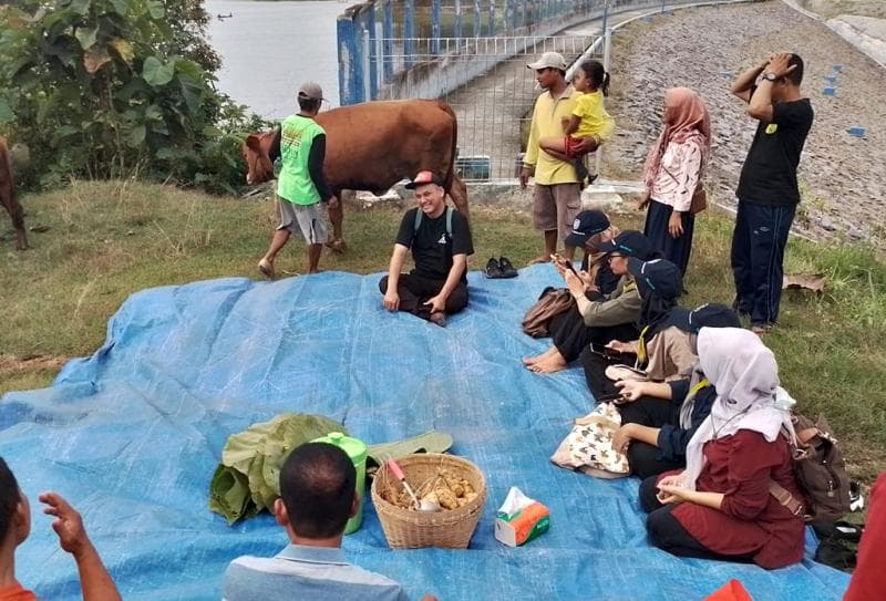 Warga melakukan sejumalh ritual dalam tradisi Ngalungi Sapi'. (Infopublik)