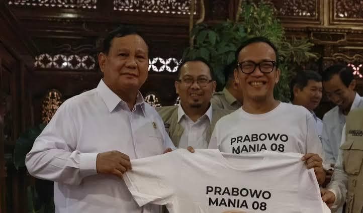 Presiden Prabowo Subianto dan Mantan Wamenaker Immanuel Ebenezer yang juga pentolan Prabowo Mania 08. (Tim Media Prabowo)