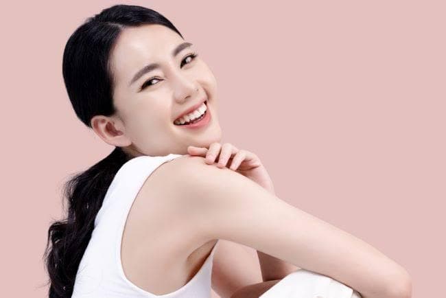 Kolagen bermanfaat untuk menjaga kekenyalan kulit. (via Alodokter)