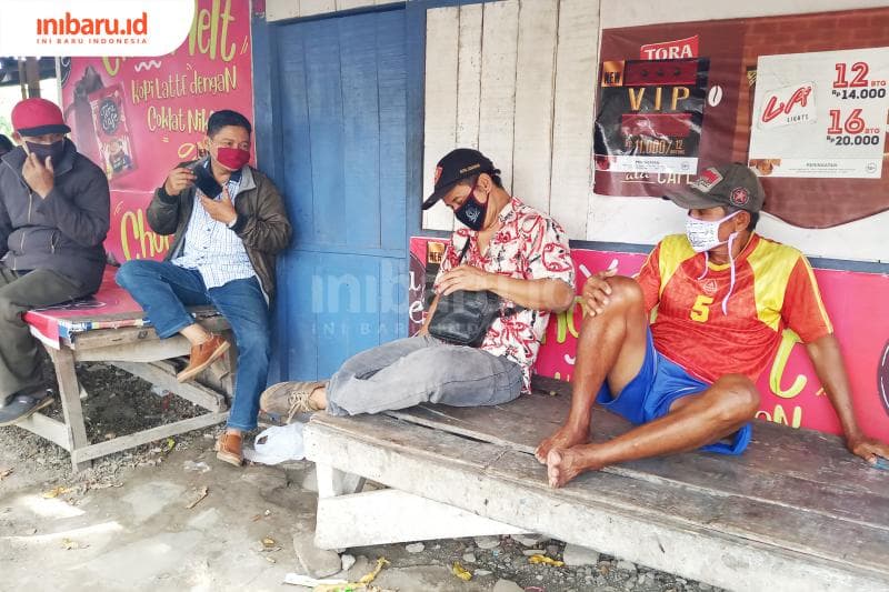 Beberapa orang yang berkerumun sedang menunggu pekerjaan datang. (Inibaru.id/ Zulfa Anisah)