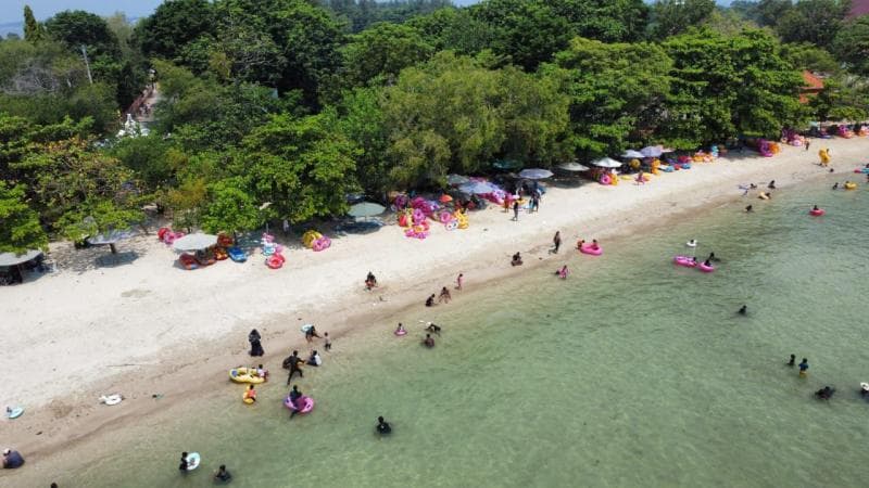 Di balik keindahan alamnya, Pantai Bandengan punya sejarah penamaan yang cukup menarik. (Mondes/Dian)