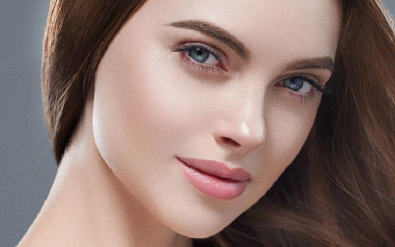 Quiet luxury menonjolkan kulit yang terawat dan sehat. (100 pure)